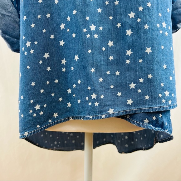 Neiman Marcus 3/4 Sleeve Chambray Blouse with Star Print/Asymmetrical Hem - Picture 8 of 16